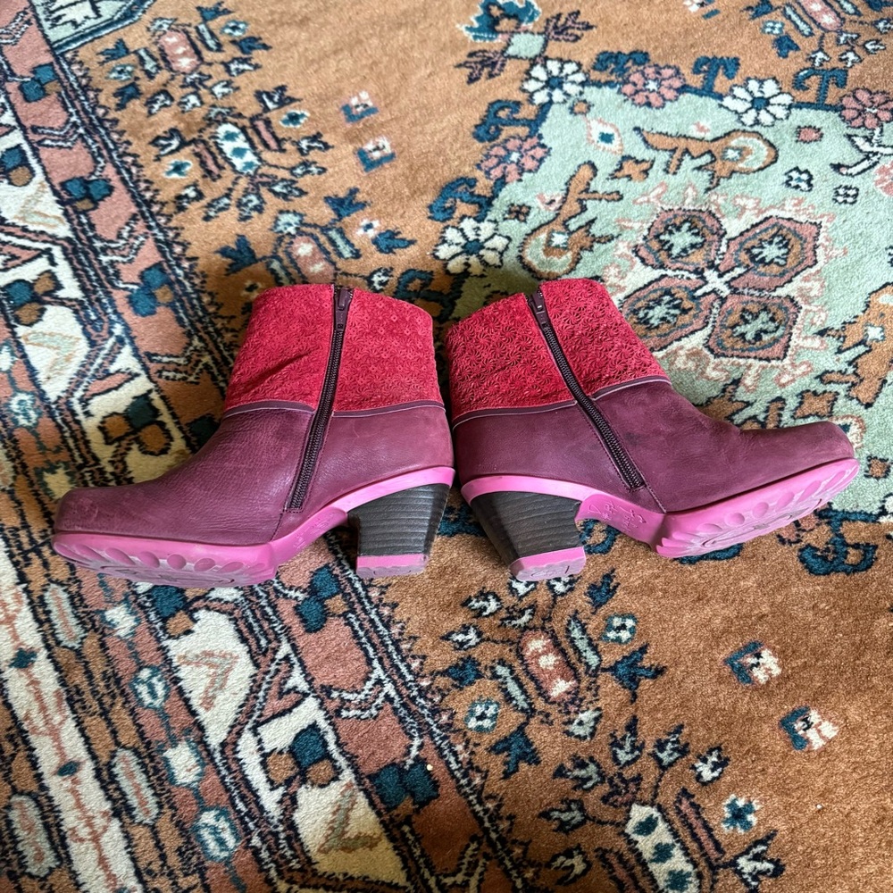 Beautiful Fluevog Hopefuls Esperanza red ankle boots W7.5 - Picture 2 of 9